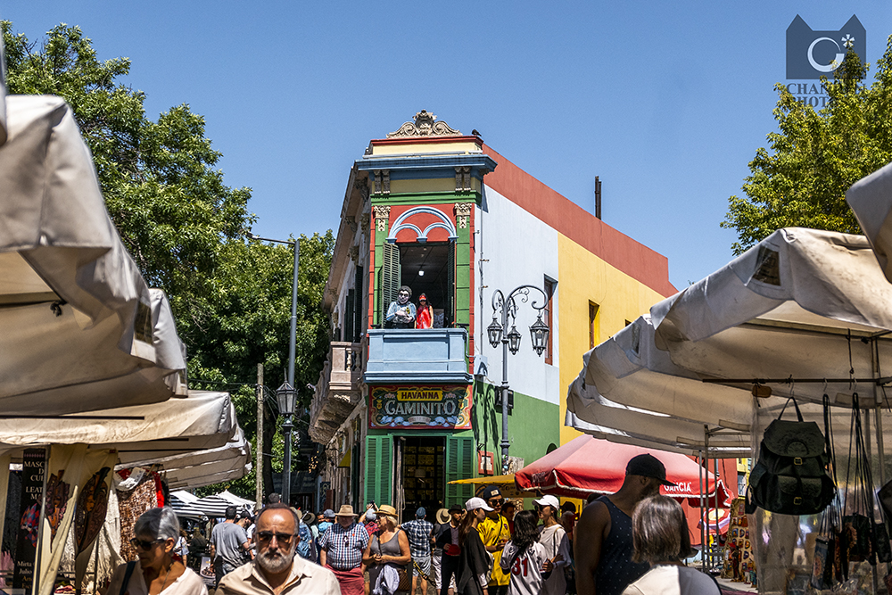 一个贩卖艺术和足球的彩色街区