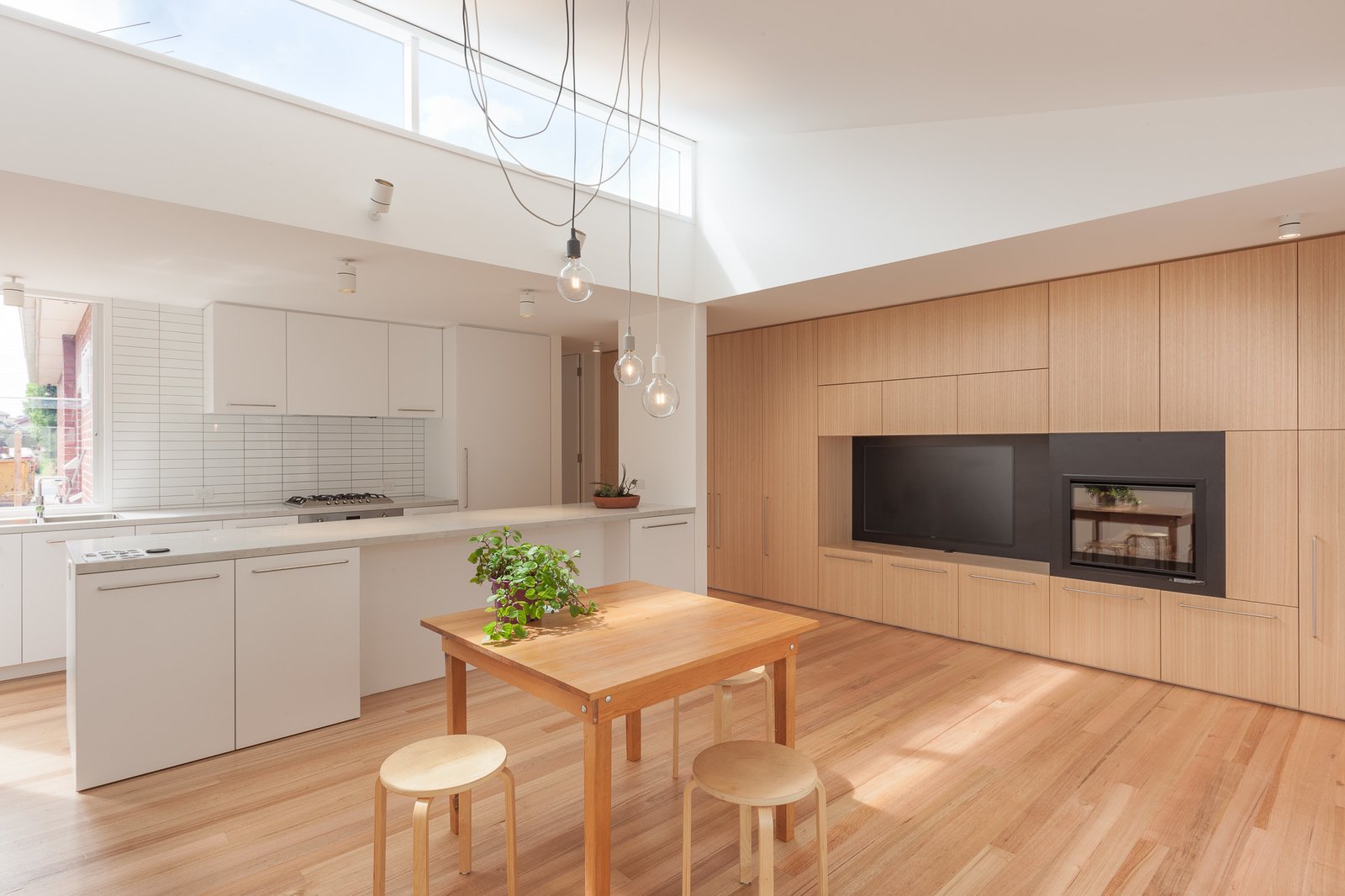 人一多餐桌就不够坐？来，大餐桌里套餐桌，平时不用1㎡也不多占