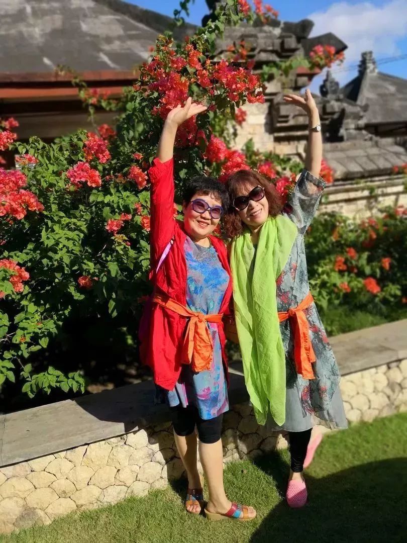 中国大妈拍照十大姿势抖音,中国大妈丝巾拍照姿势