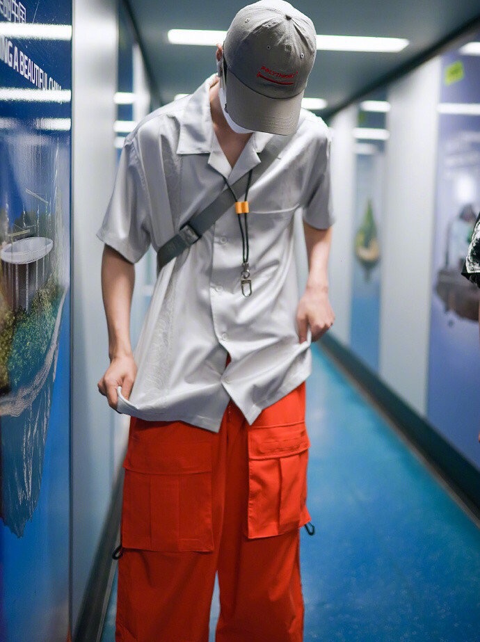 范丞丞同款毛衣外套蓝色格子 (范丞丞穿搭风格)