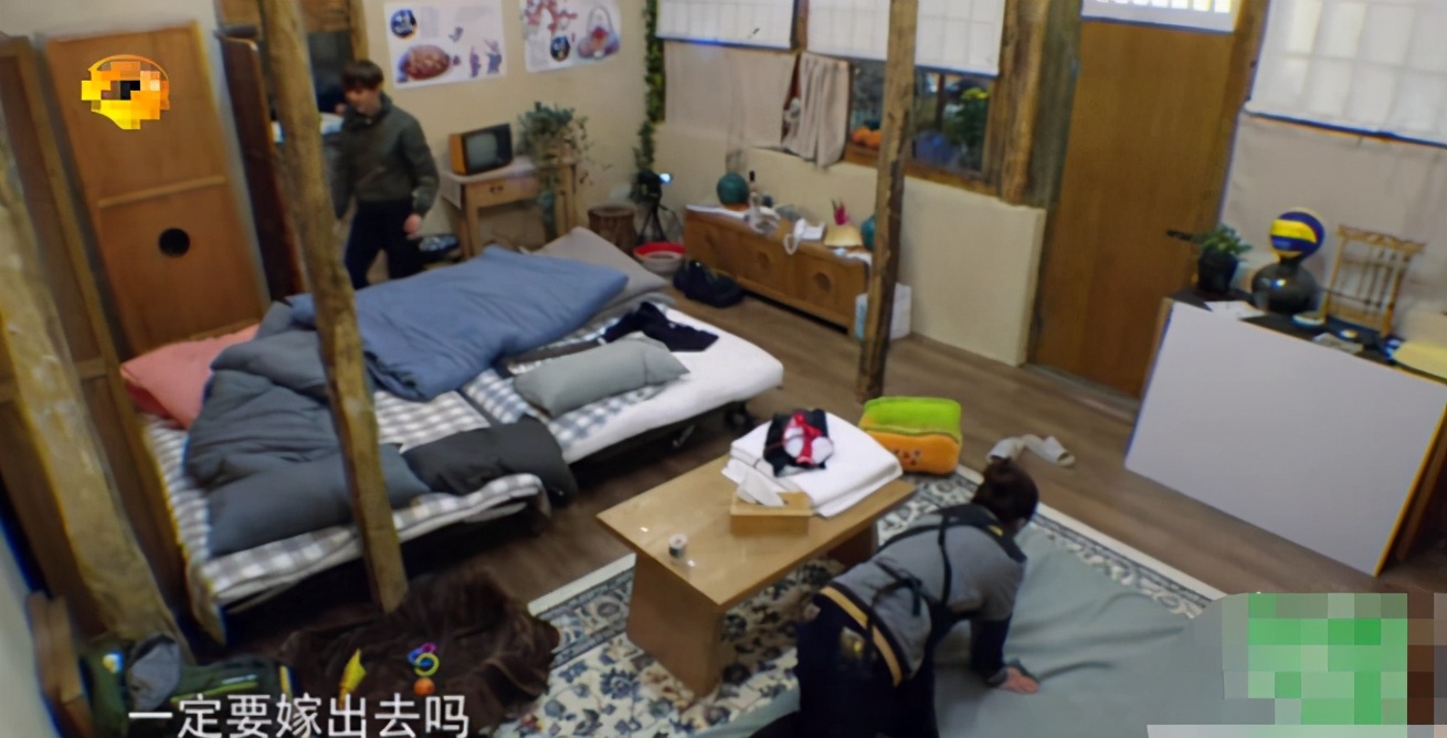 何炅深夜与友人聚餐,何炅深夜聚餐曝光