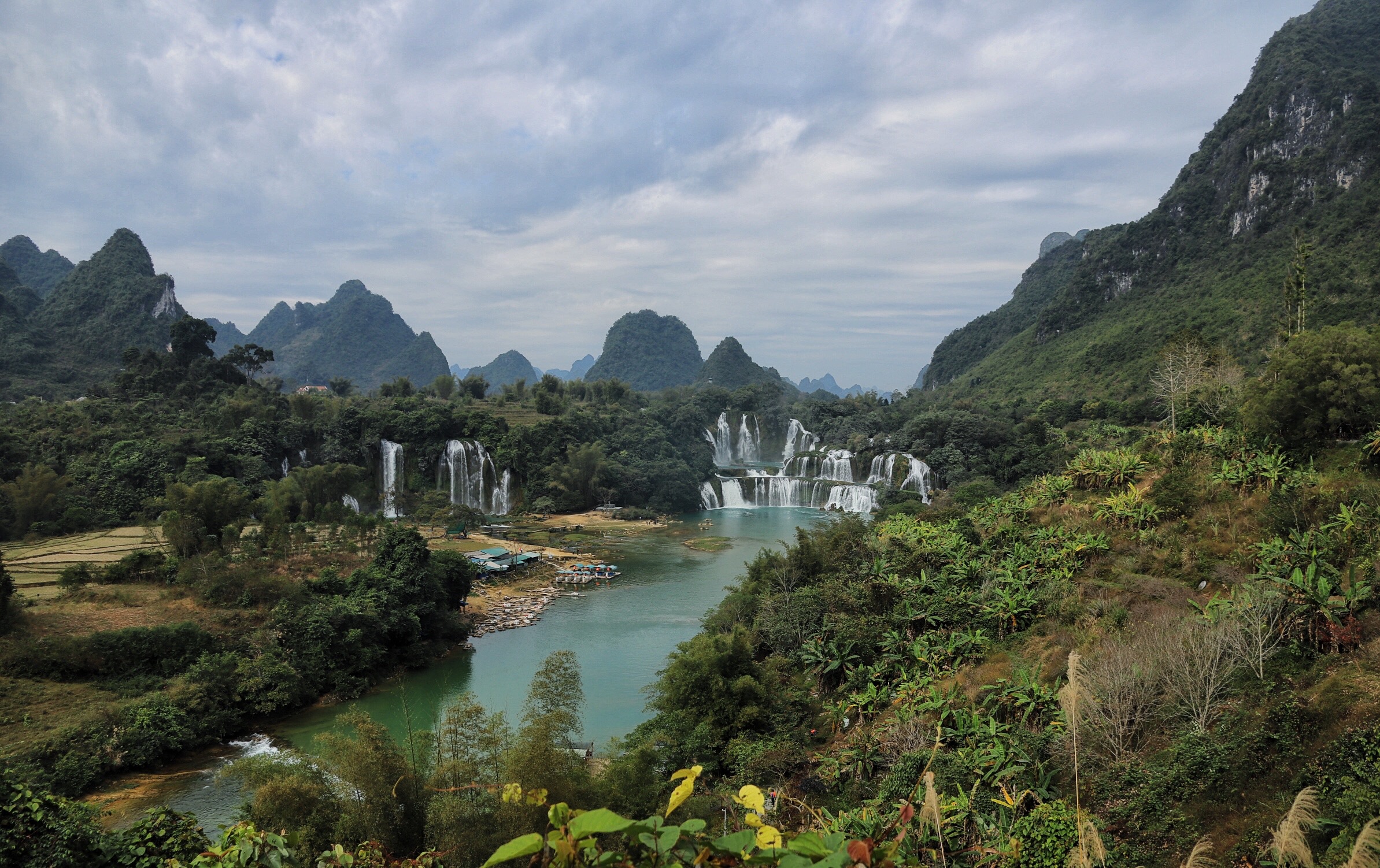 广西德天瀑布有灯光,今日广西德天瀑布