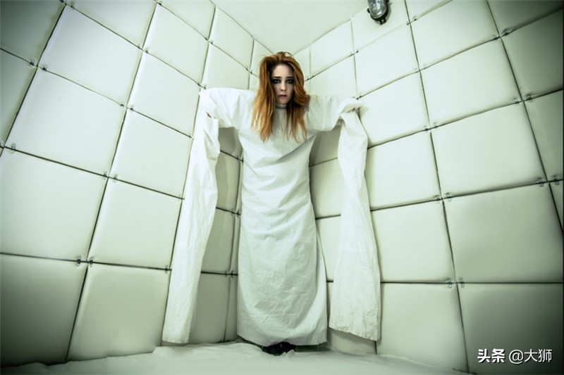 八个人装精神病去精神病院,8个人被关到精神病院