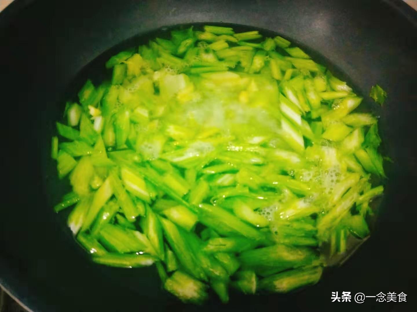 今日美食分享腊肠炒芹菜,潮汕美食腊肠炒西芹