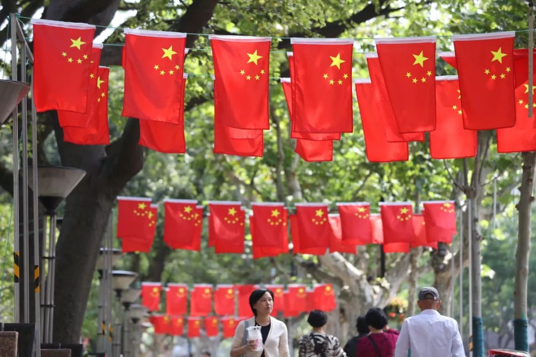 为祖国庆生为祖国敬礼,为祖国庆生红旗飘扬