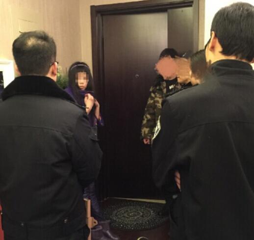 杨幂遭工作室曝光素颜照,杨幂被曝片场休息照