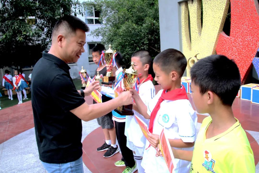 大江镇中心小学足球队视频,大江苑小学足球队