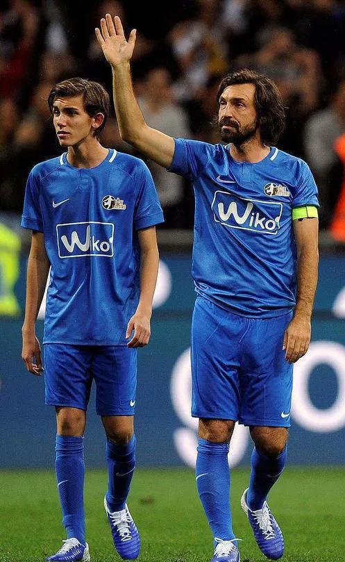 足球场上的传承,足坛父子传承图片