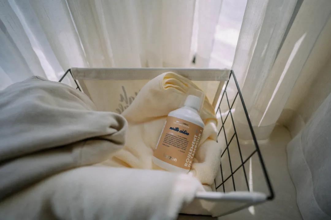 夏日的浪漫洗衣液香味持久留香,真丝护色洗衣液桑蚕丝专用