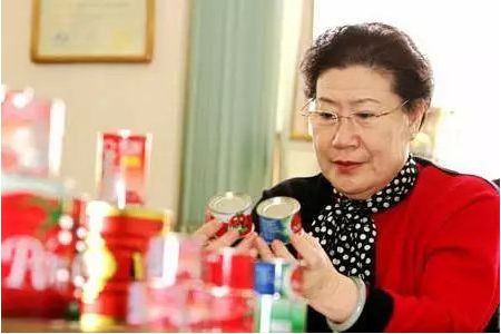 55岁退休女人创业,55岁大妈创业易拉罐