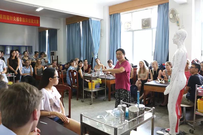 针灸推拿传承中医文化,中医针灸传承1200年