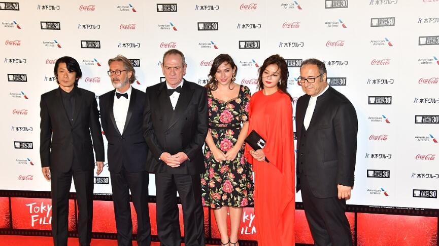 44岁赵薇穿浅绿连衣裙,赵薇黑色礼服裙