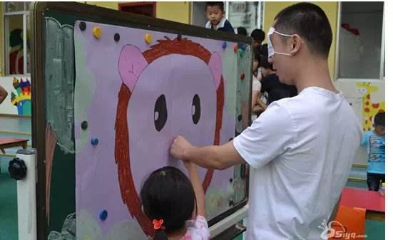 男老师体罚同学被罚,老师捆绑体罚男童1小时