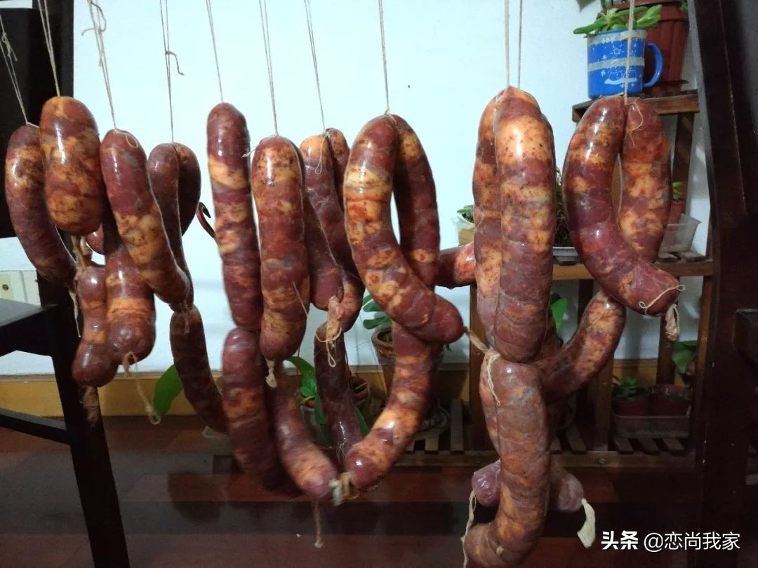 又到腌晒腊肉香肠的季节,又到了灌香肠腌腊肉的季节
