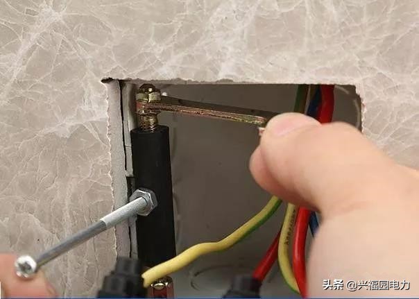 墙上插座松动怎么处理,墙上插座松动了怎么办