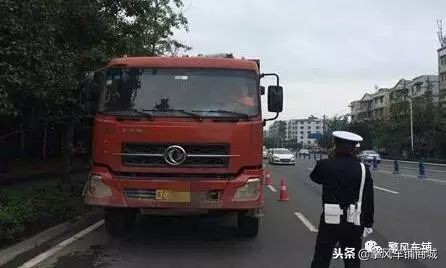 车牌弯了掰回来可以上路吗,车牌被人掰了上路