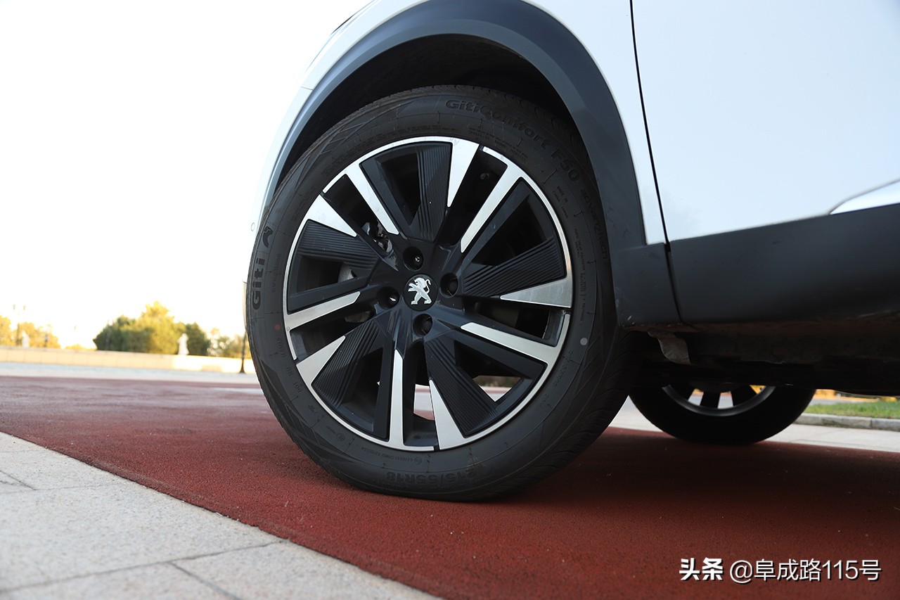 奶帅的面孔，裸眼3D的内容，一身名牌的e2008缺点究竟在哪