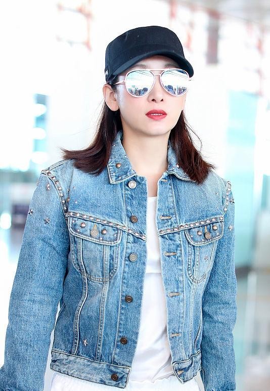 秦海璐穿条纹连体裤干练又霸气,秦海璐最近很火的穿搭风格