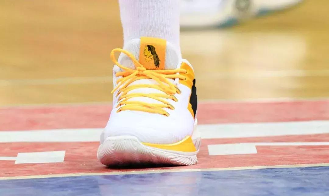 福特森签约代言361°,广厦黄配色战靴很好看,还有专属漫画头像