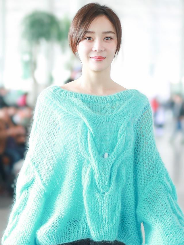 袁姗姗黑色v领针织衫蓝色牛仔裤,袁姗姗穿毛衣怎么搭配