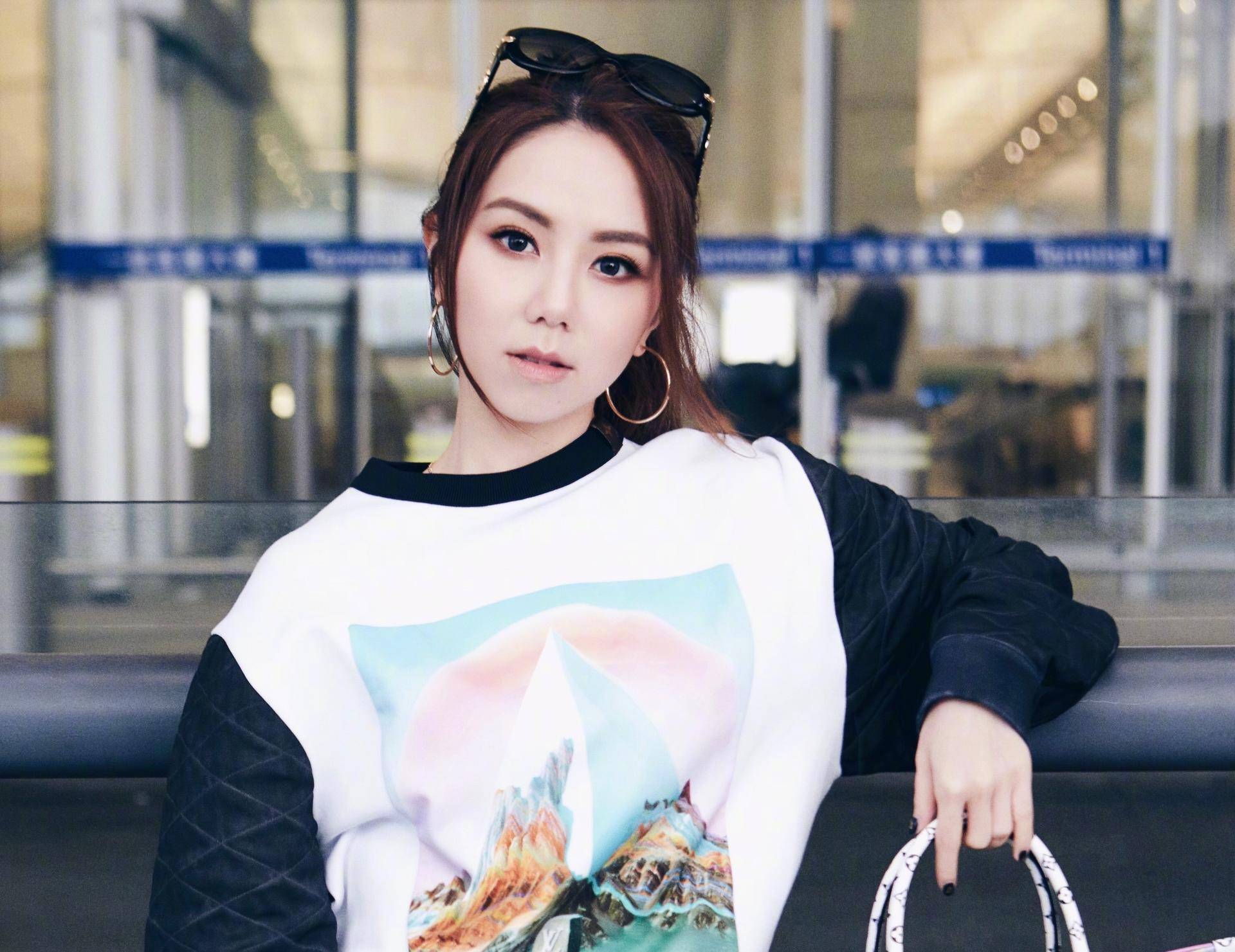 新一代乐坛小天后花3年时间打败周杰伦？新歌MV一天破百万浏览量