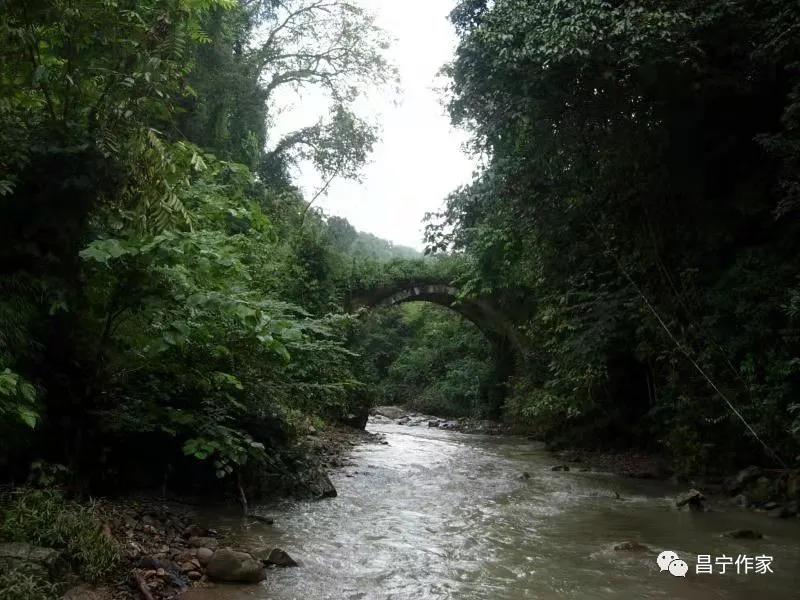 遗落在草原上的历史遗痕,历史长河中留下的古道痕迹