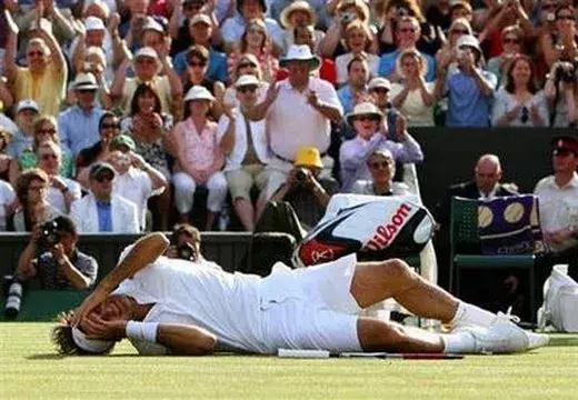 网球球员摔倒,网球拍摔地上反弹接住