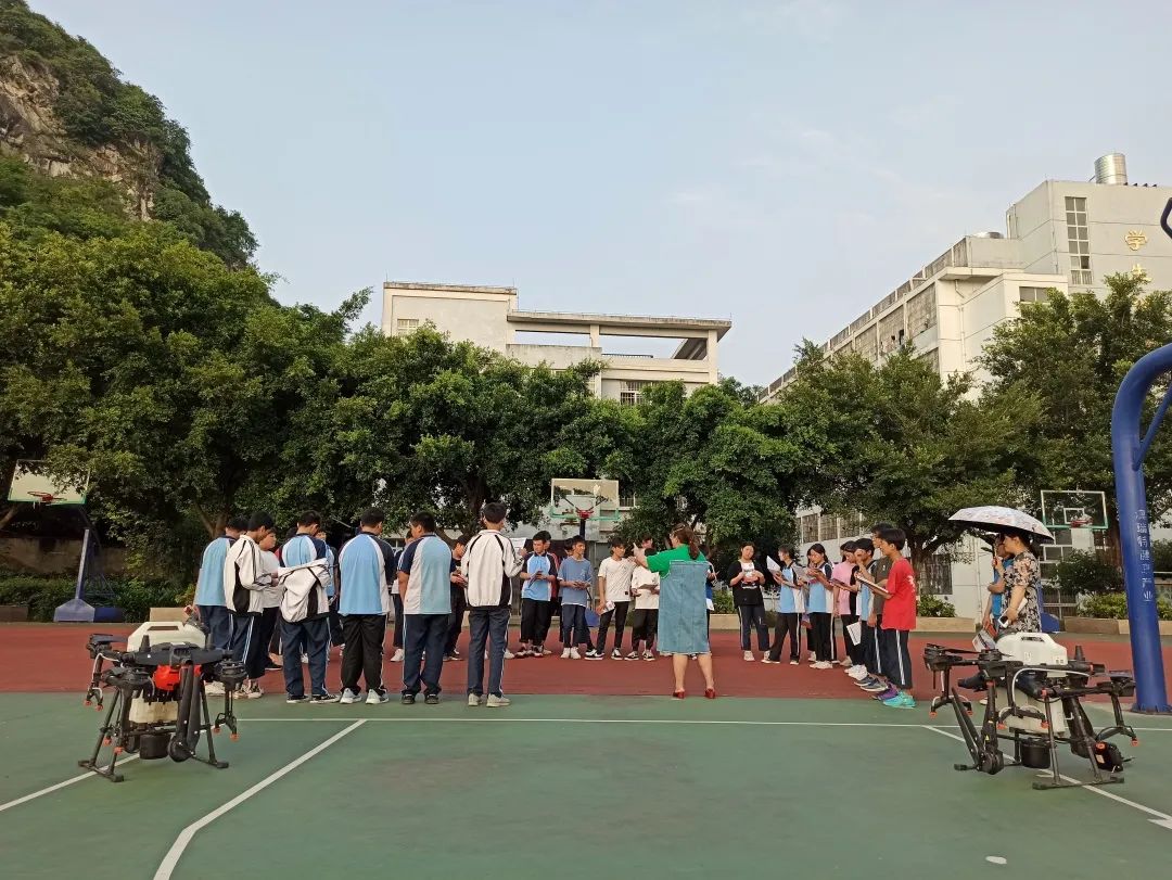 广西无人机培训中专班,广西科技商贸高级技工学校无人机
