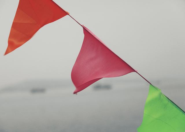 这里虽然风景如画人们生活的却很凄惨没日没夜的追着大船讨生活