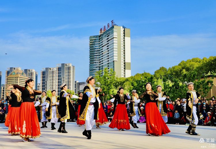 洛阳牡丹广场：*疆新**舞大联欢