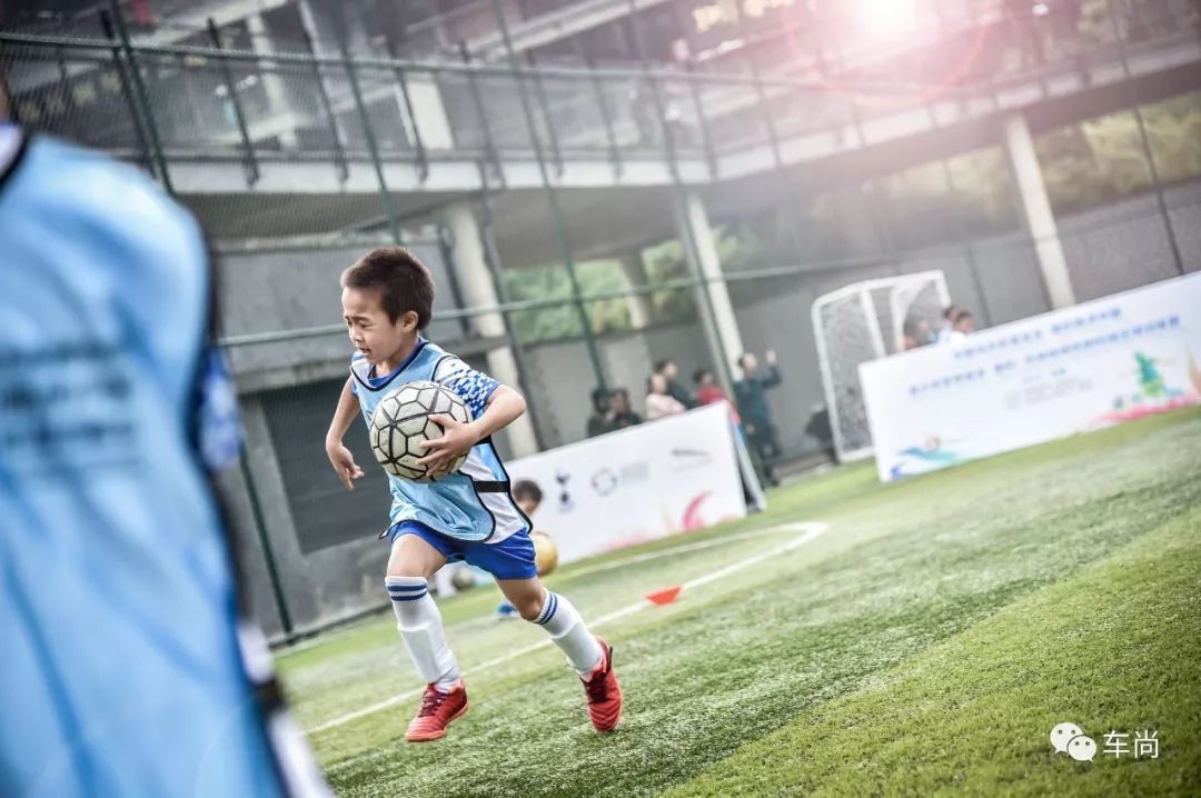 爱踢球的小豹子,爱踢足球的小豹子
