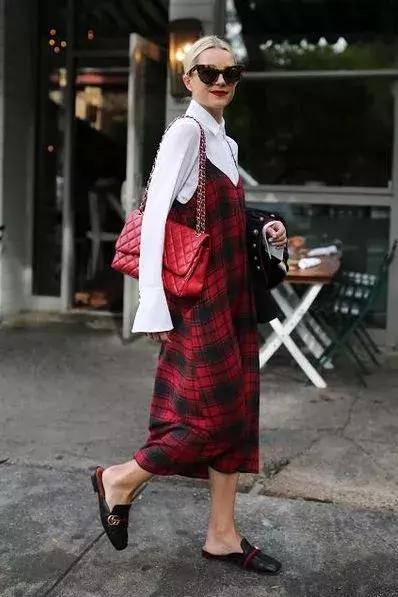 洋气上档次吊带裙秋冬内搭,今年最火的吊带裙内搭