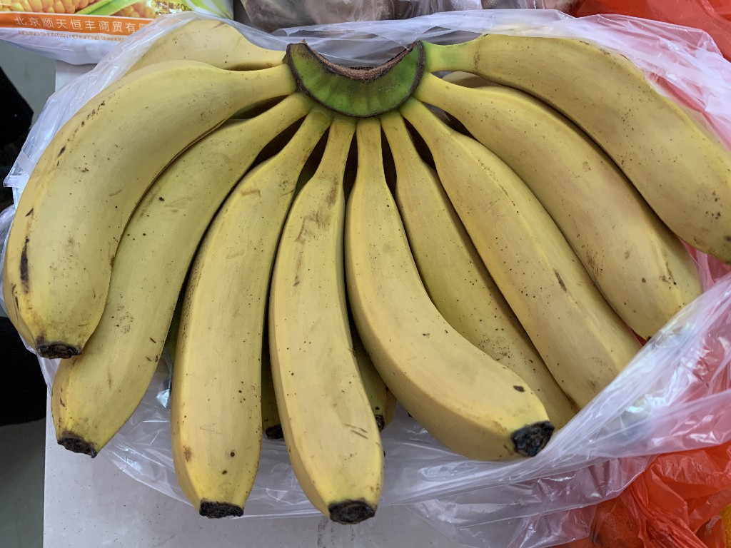 买香蕉时选直的还是弯的,买香蕉怎么挑弯