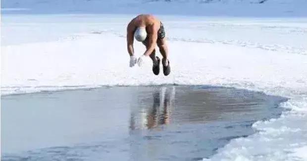 冬泳与健身都是最好的锻炼方式,冬泳并不是简单的强身健体