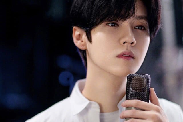 鹿晗原地起跳摸高,鹿晗踢球动作