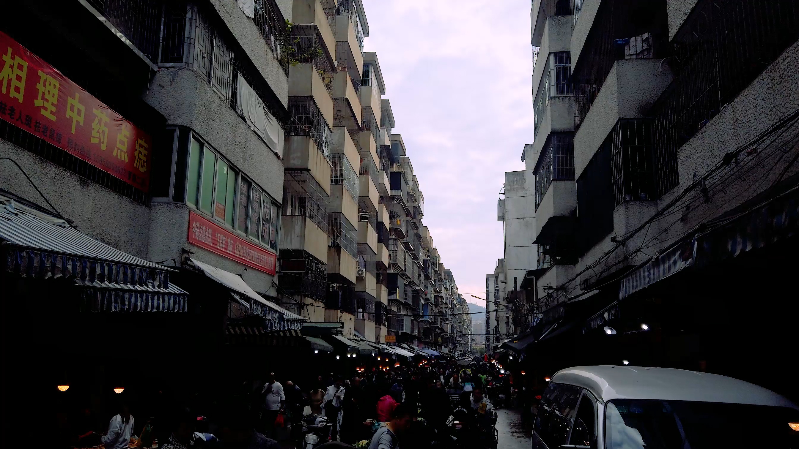 罗源这个小区的面积比城市还要大海景及高铁傍身却依旧空空荡荡