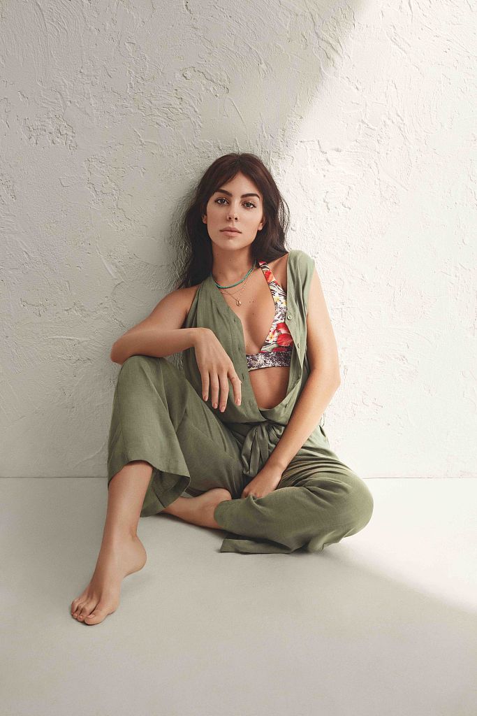 c罗女朋友乔治娜穿球衣照片,c罗梅开二度女友乔治娜球场点赞