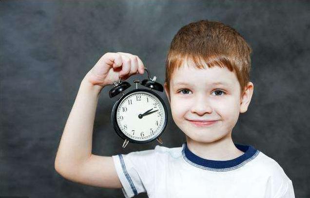 家长怎么教育孩子拖延症,孩子磨蹭有拖延症家长不能光靠催