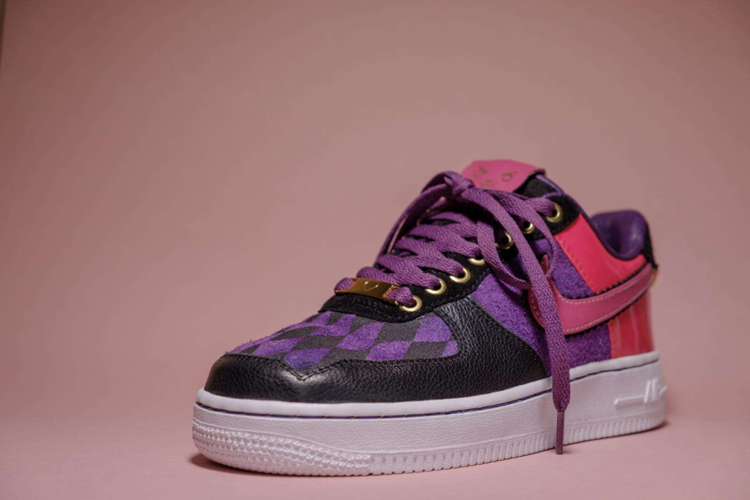 耐克鞋为啥贵的理直气壮？老外切开鞋底后，不由得眼前一亮