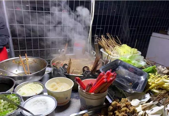 终于被我吃到了！这一锅90年代的麻辣烫，才是咱老成都挂念的市井味啊！