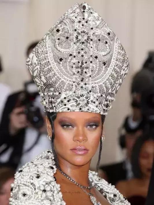 从全世界最会戴帽子的女人身上,学习一点「帽子戏法」