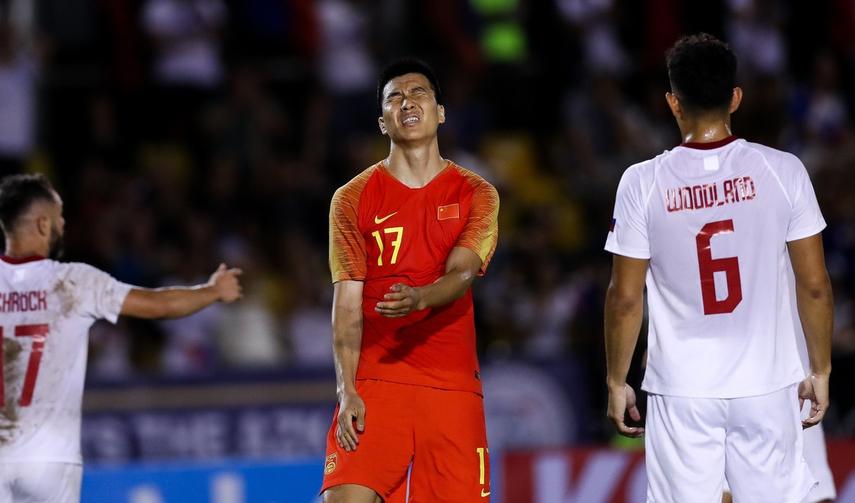 中国足球出线形势分析战平泰国,中国男足被对手球门线戏耍头球