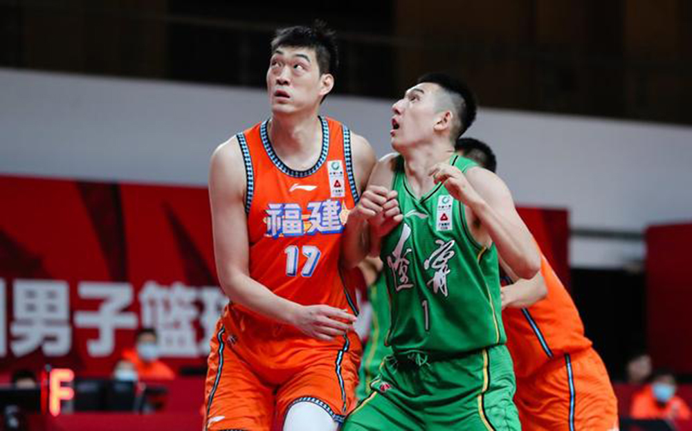 继伟绝平3分后辽篮替补席的狂欢,继伟集锦