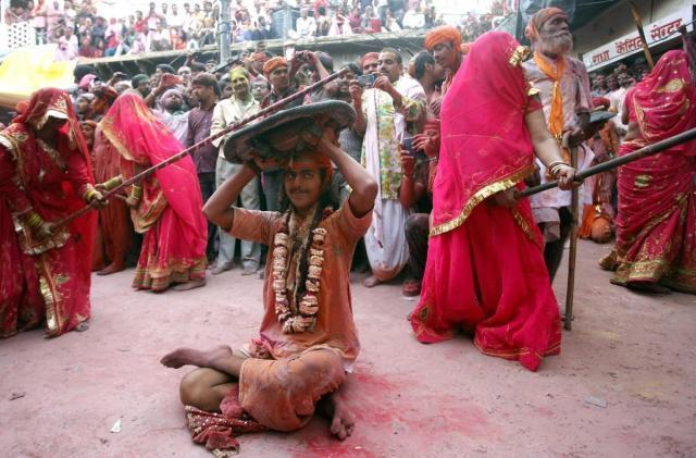 印度习俗鞭子打人,印度奇葩习俗鞭子