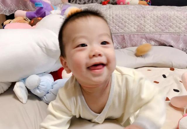 婴儿出生后每个月学什么,给刚出生的婴儿学点什么