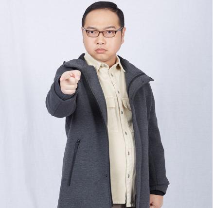 38岁股沟男一露成名，身价上亿被星爷称天才，今发福变呆萌大叔