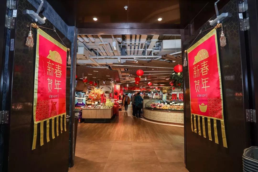 过年去超市囤货,过年没来得及买年货