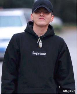 如何用小小的配饰搭配出百变风格 (小众配饰搭配方法)