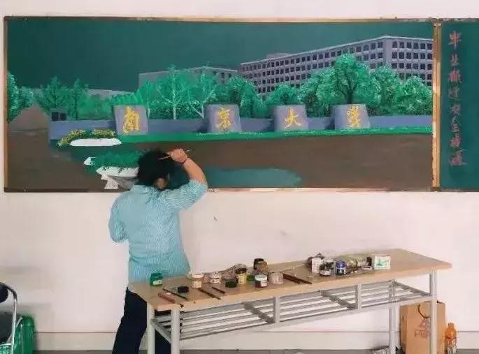 43岁保洁阿姨徒手画3d黑板报,保洁阿姨黑板画