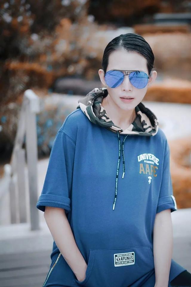 蔡少芬穿孕妇裙现身,46岁高龄产妇蔡少芬